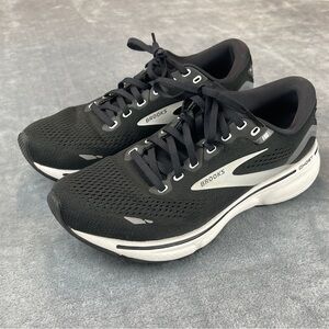Brooks Ghost 15 Women’s running sneakers size 9 B black & white 1203801B012 nice